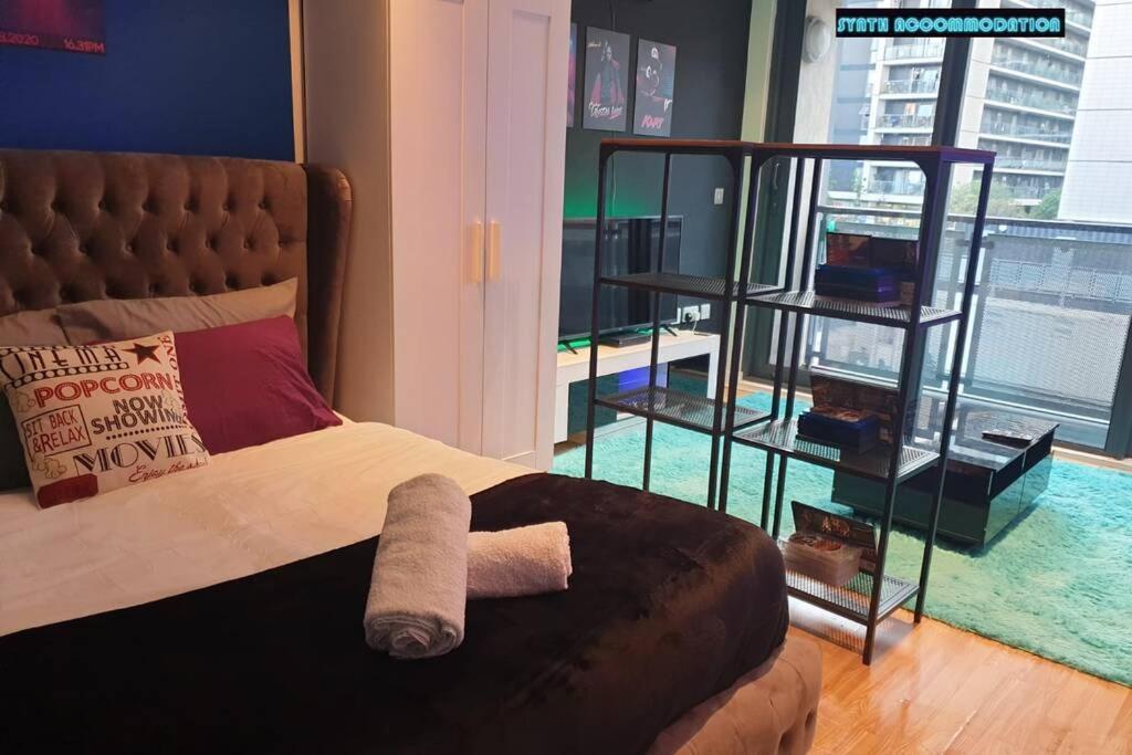 لندن 80S Retro 1Bed Studio Serviced Apartment Canary Wharf Perfect For Solo & Couple Travellers المظهر الخارجي الصورة