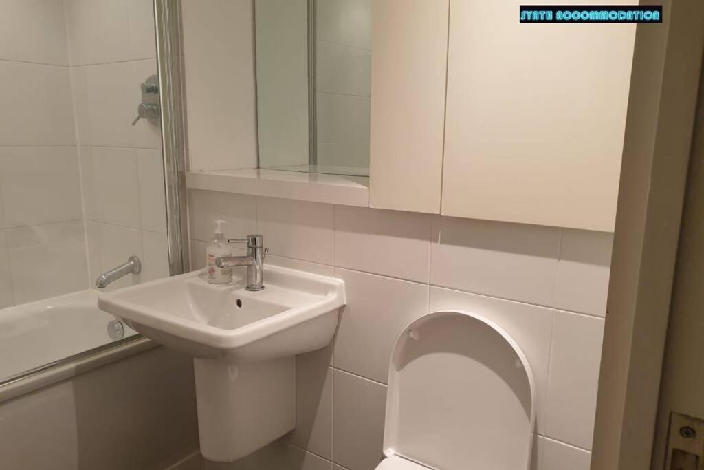 لندن 80S Retro 1Bed Studio Serviced Apartment Canary Wharf Perfect For Solo & Couple Travellers المظهر الخارجي الصورة