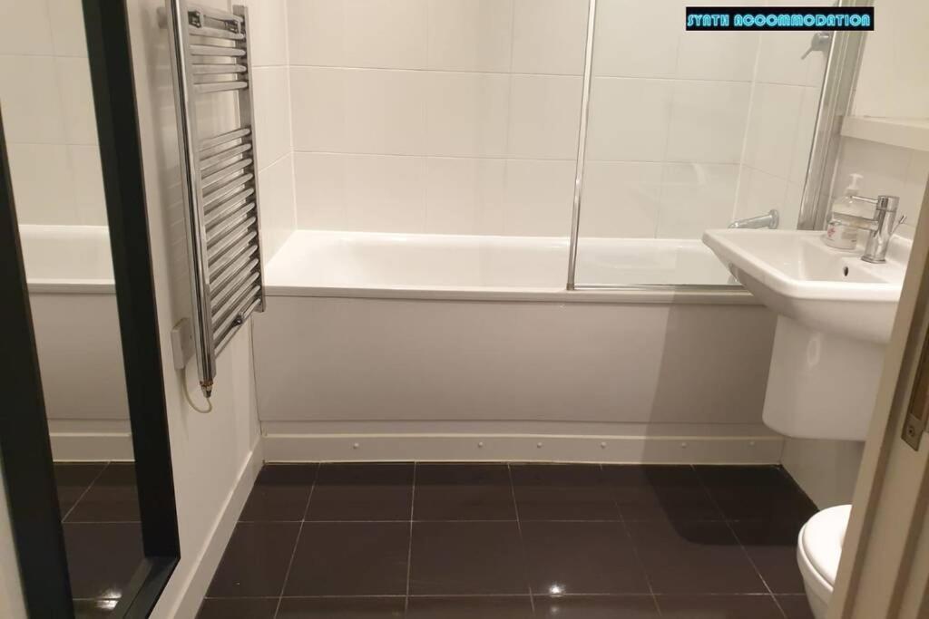 لندن 80S Retro 1Bed Studio Serviced Apartment Canary Wharf Perfect For Solo & Couple Travellers المظهر الخارجي الصورة